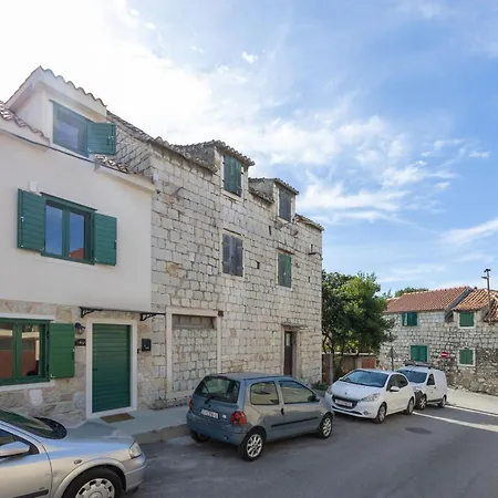Apartment Fjaka Stone House